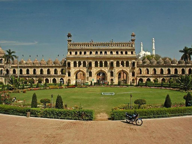 Gravity-Defying-Palace-in-Lucknow