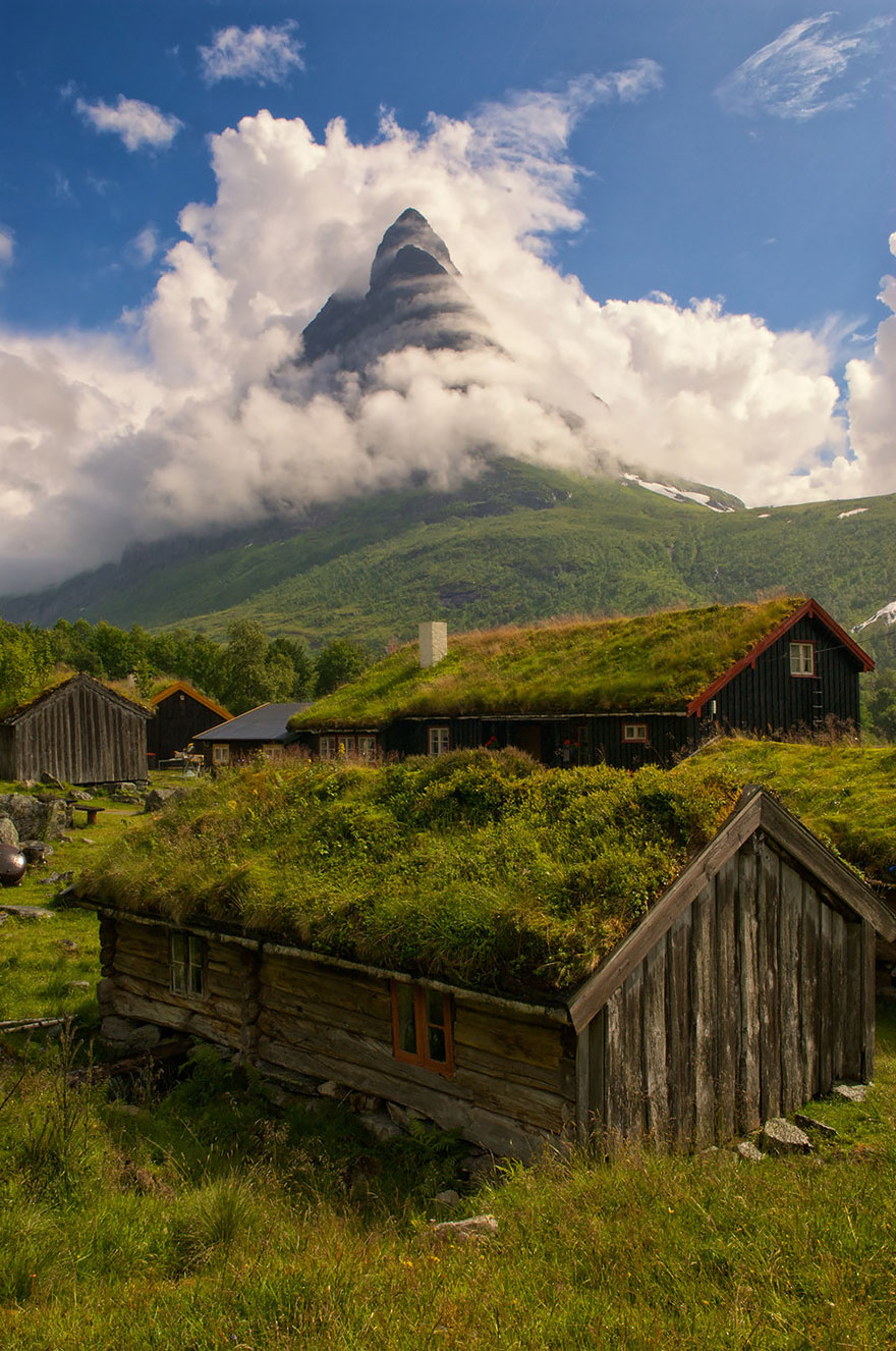 grass-roofs-scandinavia-19-575fe6f8e4112__880