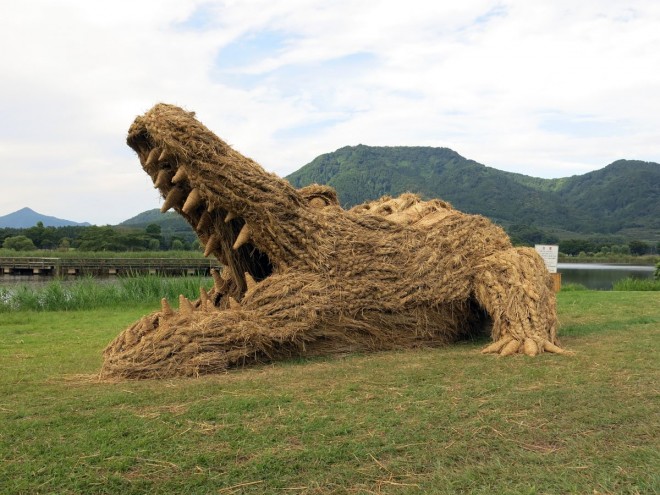2-crocodile-rice-straw-sculpture.preview