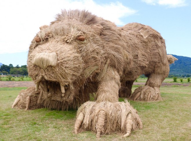 3-lion-rice-straw-sculpture.preview
