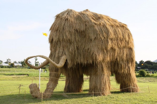 9-mammoth-rice-straw-sculpture.preview